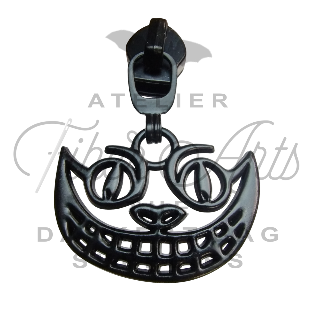 #5 Cheshire Grin Nylon Zipper Pulls in Matte Black - 3pcs at Atelier Fiber Arts