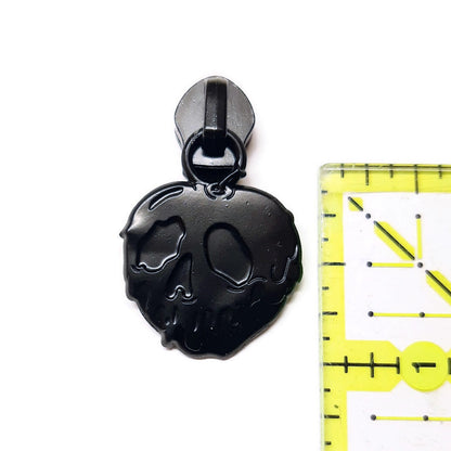 #5 Poisoned Nylon Zipper Pulls in Matte Black - 3pcs at Atelier Fiber Arts